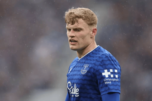 配资乐 镜报: 与利物浦竞争布兰斯怀特, 曼联或冬窗就报价6500万镑